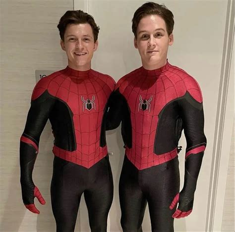 Tom Holland and his stunt double Spider-Man No Way Home bts | Guys in speedos, Spiderman, Tom ...