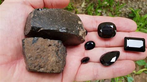 Obsidian - Natural volcanic glass - Silicon dioxide - Felsic lava - Video