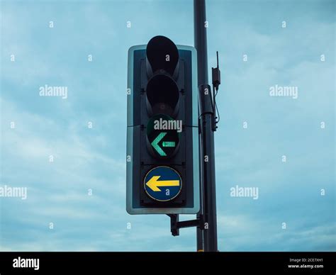 Green Traffic Light Arrow High Resolution Stock Photography and Images ...