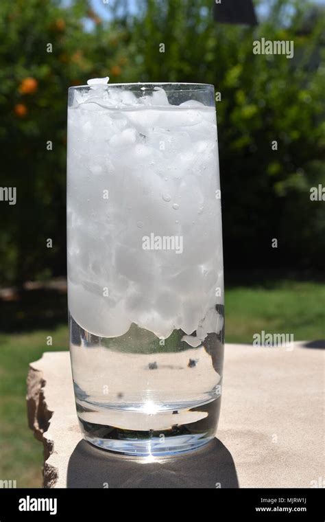 Vaso de hielo de agua fría en un día caluroso Fotografía de stock - Alamy