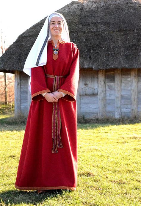 actress in Anglo Saxon Princess costume-7th Century AD | Anglo saxon clothing, Medieval clothing ...