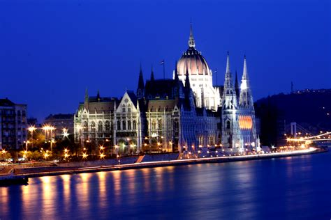 File:Budapest Night Parlament 3.jpg - Wikimedia Commons