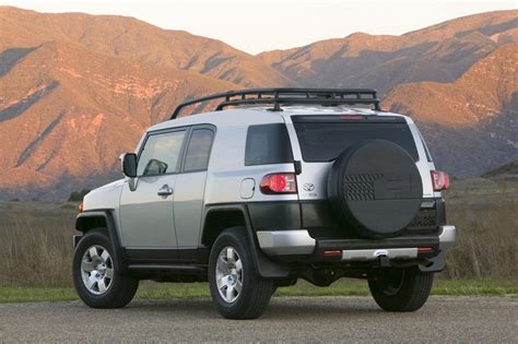 Toyota FJ Cruiser Adds Safety Features And New Colors For 2009