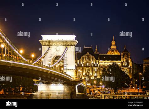 Szechenyi Chain Bridge night view (Budapest, Hungary Stock Photo - Alamy