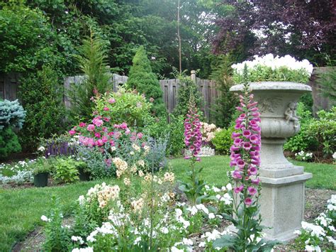 File:An English Garden Designed By Andrea Lynn Fisher.jpg - Wikimedia ...