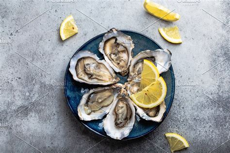 Fresh oysters with lemon | Fresh oysters, Oysters, Seafood photography