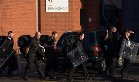 Prison riot at HMP Birmingham as inmates 'take over one wing' | UK ...