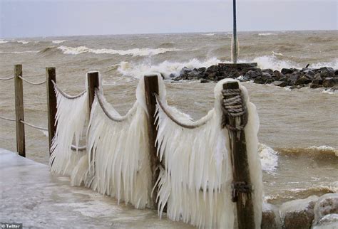 Snowstorm freezes homes on Lake Erie | Snow storm, Lake erie, Lake