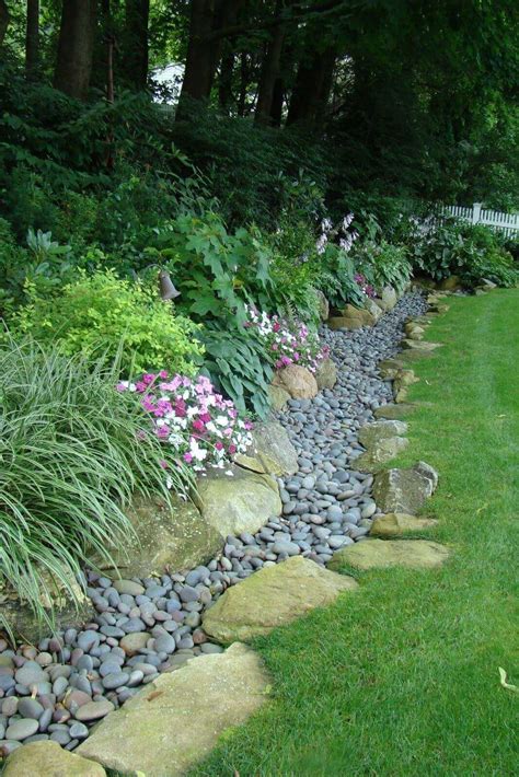 DIY Lawn Edging Ideas For Beautiful Landscaping: Garden’s Edge with Large and Small River Stones ...