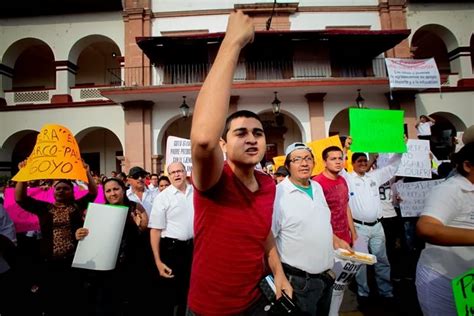 Apatzingán Michoacán: autodefensas and supporters enter city hall demand resignation of mayor ...