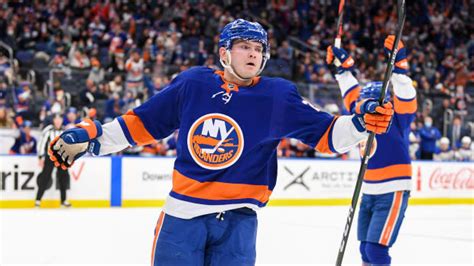 Islanders Sign Bellows to One-Year Extension - The Hockey News