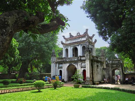 » Vietnam-Hanoi-Temple-of-literature-entrance-WEB