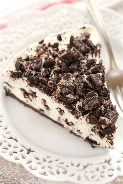 An easy No-Bake Oreo Cheesecake with an Oreo crust. This simple no-bake cheesecake makes a ...