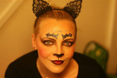 Nessie's Makeup : Halloween cat eye makeup!