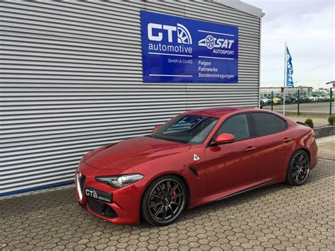 Alfa Romeo Giulia Quadrifoglio Red OZ HyperGT HLT Wheel | Wheel Front