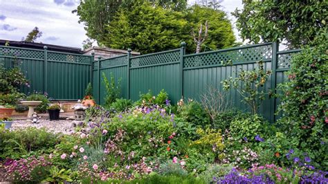 What colour fence makes garden look bigger? - Rankiing Wiki : Facts, Films, Séries, Animes ...