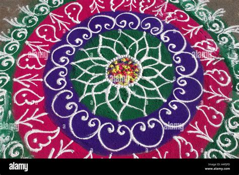 ANG77785 Rangoli Indian art of drawing with colors Diwali festival India Stock Photo - Alamy