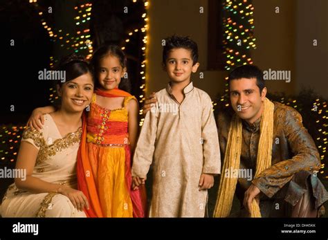 Portrait of a family smiling Stock Photo - Alamy