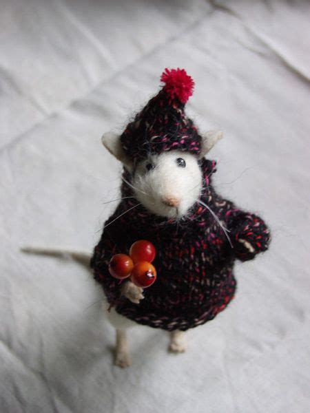 Mouse wearing hat by Natasha Fadeeva. The cutest mouse ever! | Animales de fieltro, Ratón de ...