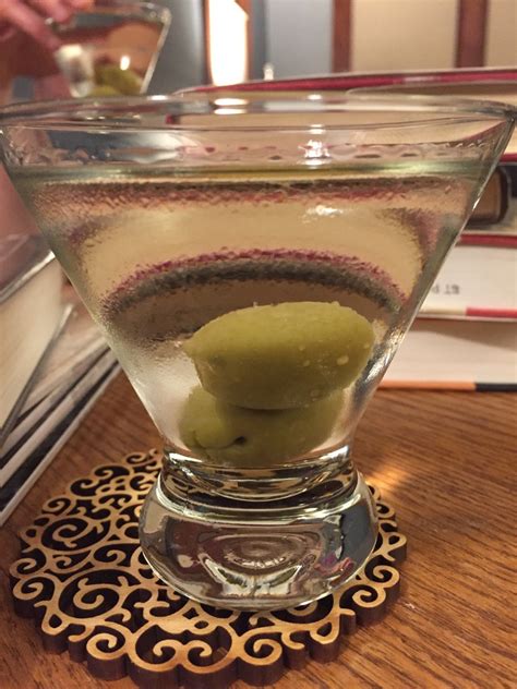 Gin martini with olives: Directions, calories, nutrition & more | Fooducate