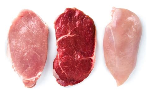 Carne de res, cerdo, pollo, aislado en blanco. | Foto Premium
