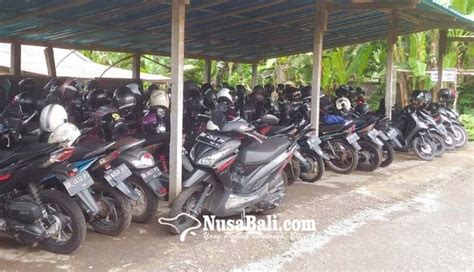 NUSABALI.com - Siswa SMP Parkir Motor di Lahan Warga