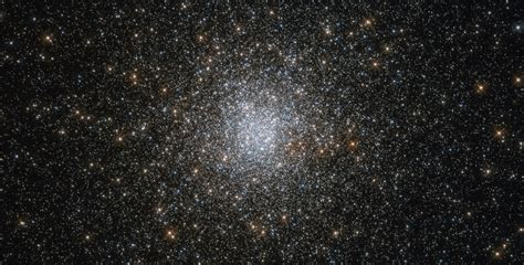 Hubble Captures Cluster of Aging Stars | NASA