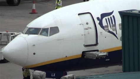 Ryanair Boeing 737-800 landing and taxi+door open @Cork Airport - YouTube