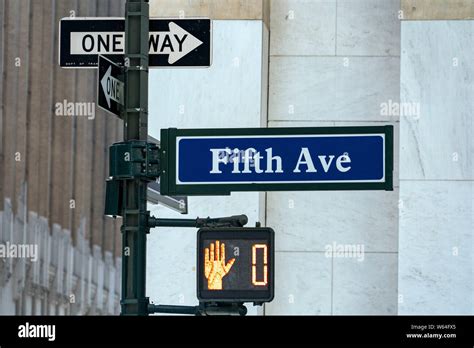 fifth avenue sign new york city Stock Photo - Alamy