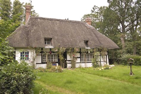 Traditional Thatched Roof Cottage Stock Photo - Image of historic, picturesque: 26528610