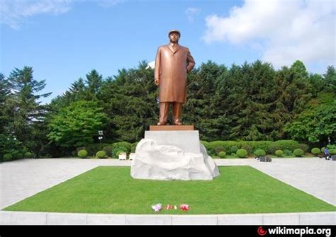 Kim il Sung Statue - Pyongyang