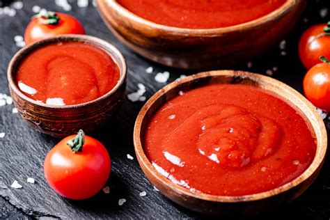 8 Easy Tomato Puree Substitutes (And How to Make It Yourself)