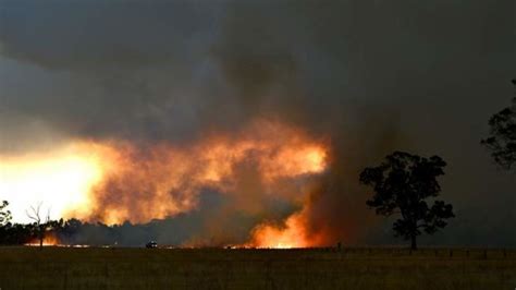 Halls Gap residents begin evacuation as fire approaches