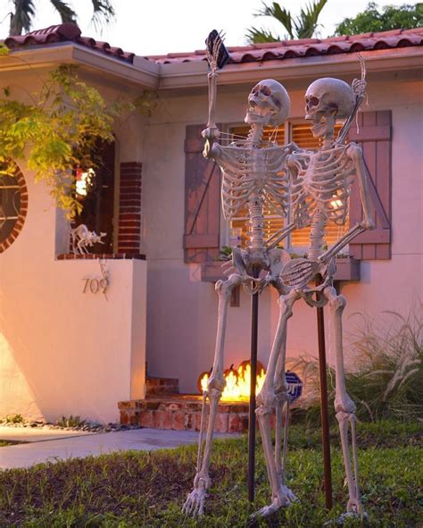 50+ Ways to Display Skulls and Skeletons on Halloween | Halloween ...