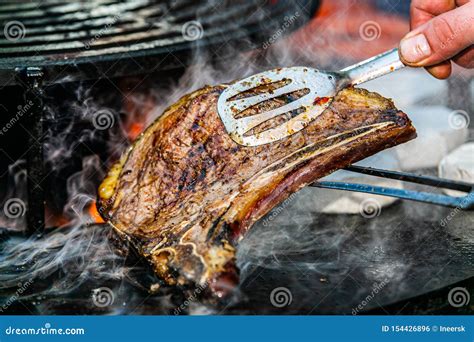 Asado a La Parilla De Los Filetes En Parrilla El Flamear Foto de ...