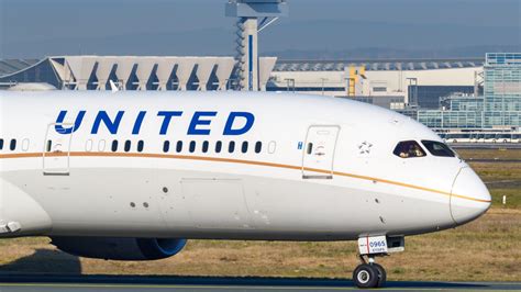 United Is Cutting Flights to 8 Cities, Including Havana and Chicago ...