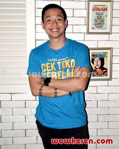 Gambar Foto Ernest Prakasa di Konferensi Pers Rilis Trailer Film 'Cek Toko Sebelah' - Foto 2 dari 19