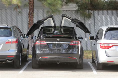 2016 Tesla Model X Debuts with 257-Mile Range, Falcon Doors