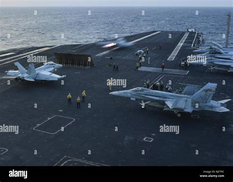 Uss nimitz hi-res stock photography and images - Alamy