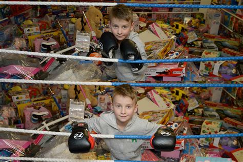 An eight-year-old boxer fills an entire boxing ring with Christmas ...