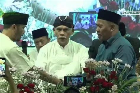 Masuk Islam Lagi? Ini Tujuan Syahadat Ustad Hanan Attaki Saat Dibaiat ...