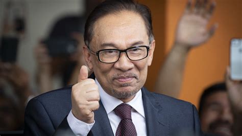 Malaysia’s reformist politician Anwar Ibrahim released from jail – Channel 4 News