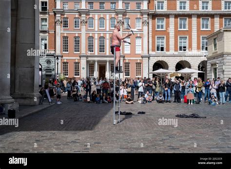 Street performers in Covent Garden, London Stock Photo - Alamy