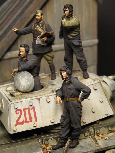 Miniart – 35009 SOVIET TANK CREW AT REST + 35022 SOVIET TANK CREW. WINTER 1943-45 +Jose A. Velazquez