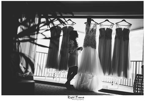 Beautiful Wedding at Moana Surfrider Hotel Waikiki | Right Frame Photography