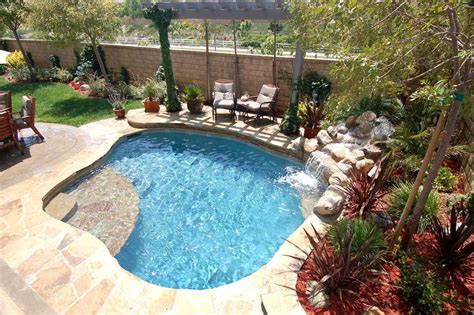 Amp Up Your Home's Curb Appeal - and Web Appeal - in a Weekend | Backyard pool designs, Small ...