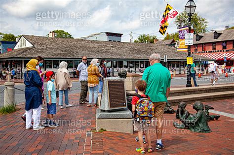 People from different ages and ethnicities around Kunta Kinte statue 이미지 (1269930219) - 게티이미지뱅크