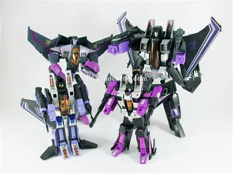 Transformers Skywarp Masterpiece Universe vs G1 vs Classic… | Flickr