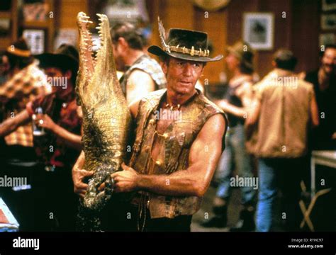 PAUL HOGAN, CROCODILE, CROCODILE DUNDEE, 1986 Stock Photo - Alamy