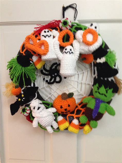 Halloween Wreath made from various free patterns from Dorothy Mewhorter, Littlemeecreation ...